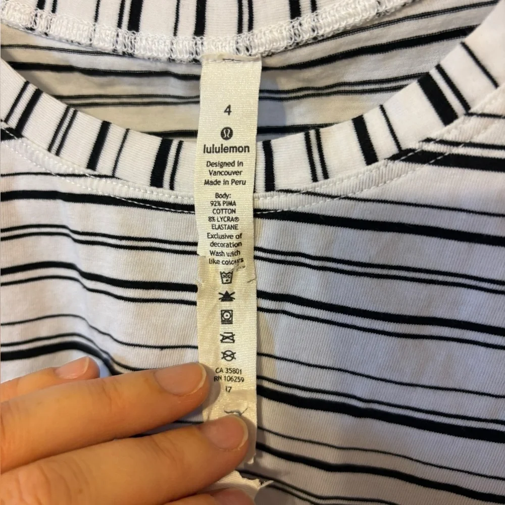 Lululemon Women's Gray & White Stripes Cates Tee Cropped Top Size 4‎
